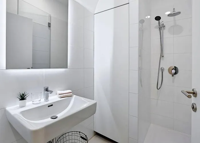 Crown 6 Apartment *