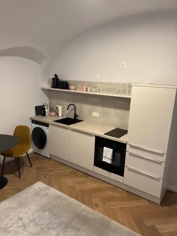 Crown 6 * Wien
